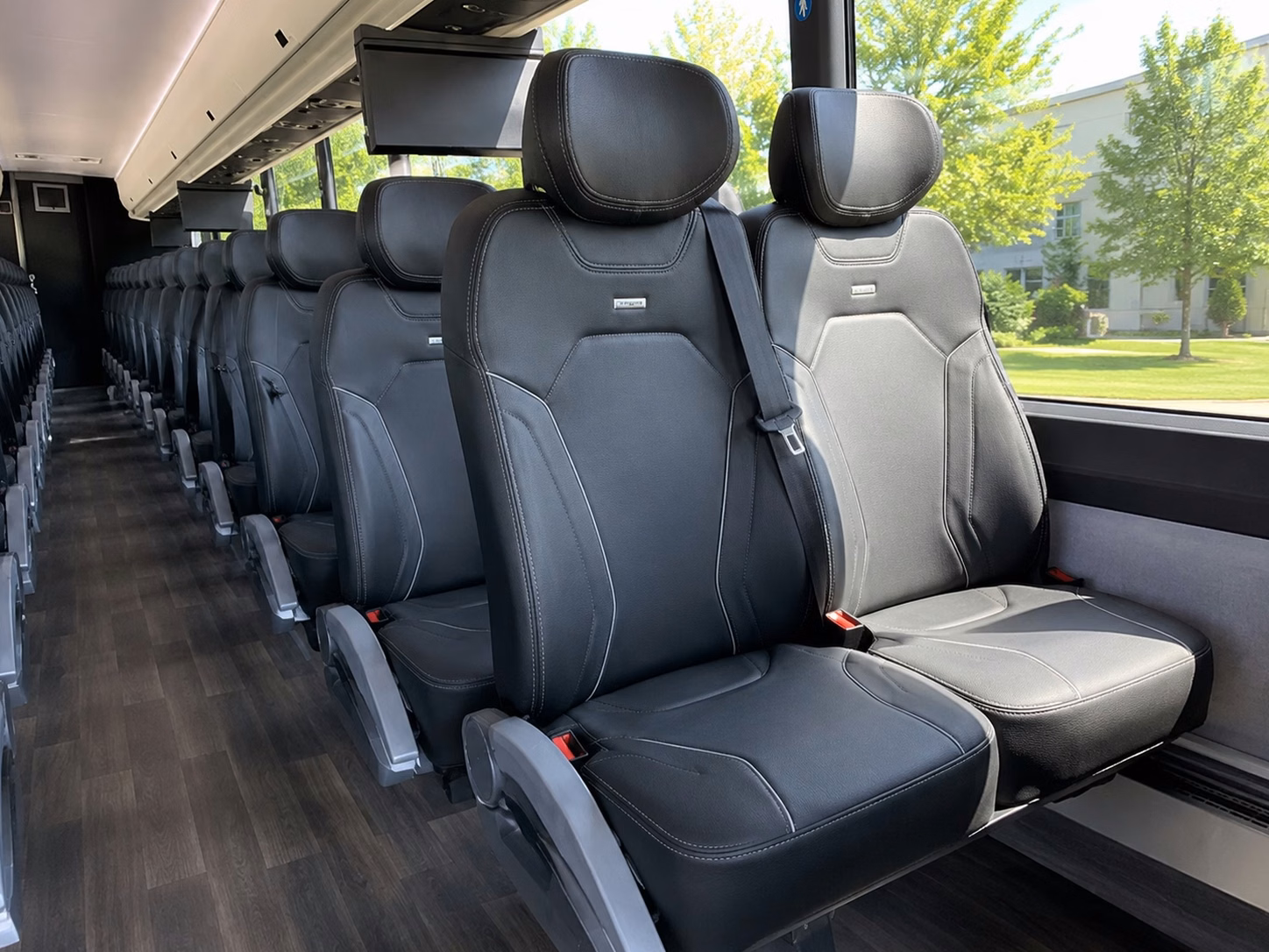 shuttle your guests between knoxville hotels and your wedding venue with ease